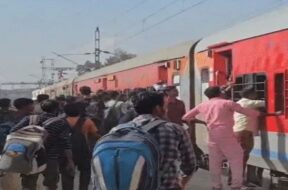 TRAIN, Tourist crowd