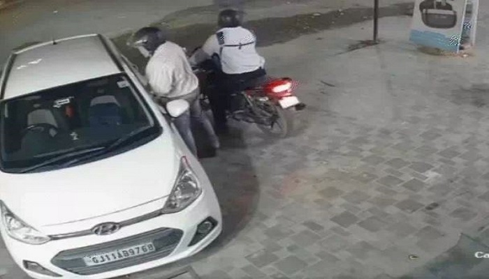 અમદાવાદના સાઉથ બોપલમાં પાર્ક કરેલી કારના કાચ તોડી બે લાખની ચોરી