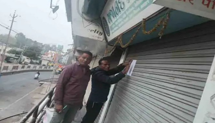 પાલનપુરમાં નગરપાલિકાએ બાકી પ્રોપર્ટી ટેક્સધારકોની  9 દુકાનો કરી સીલ