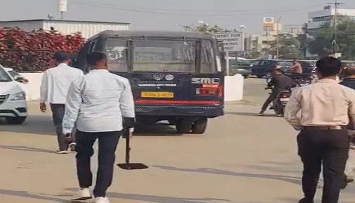 અમદાવાદ અને વડોદરાની 33 સ્કૂલોને બોમ્બથી ઉડાવી દેવાની ધમકી, વાલીઓ દોડી ગયા