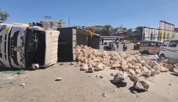 અંબાજીમાં ગબ્બર સર્કલ નજીક પથ્થર ભરેલી ટ્રકે પલટી ખાતાં બે કારને અડફેટે લીધી