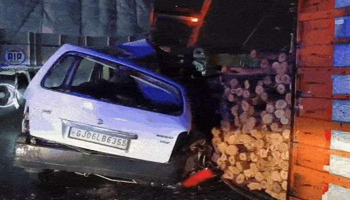 વડોદરા હાઈવે પર તૂટી પડેલા વીજ પોલથી બચવા જતા લાકડાં ભરેલો ટ્રક ઈકોકાર પર ખાબક્યો