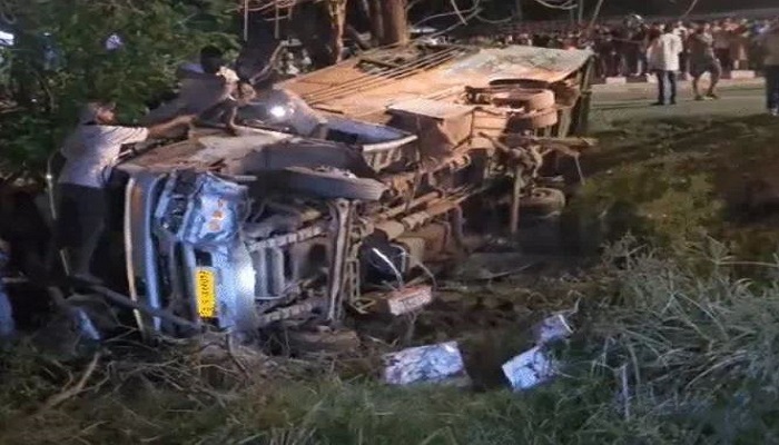 ધોરાજી નજીક લકઝરી બસે પલટી ખાતા 22 પ્રવાસીઓ ઘવાયા, 6 ગંભીર