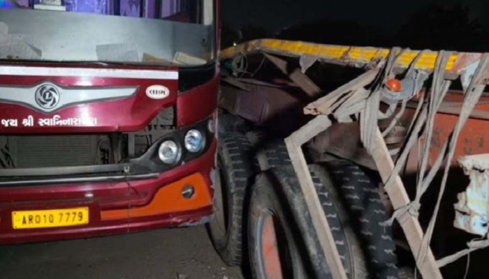 જેતપુરના નવાગઢ નજીક બસની ટક્કરથી ટ્રેલરે રોડ સાઈટ પર પલટી ખાતા બેના મોત