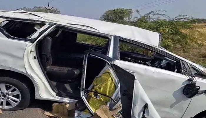 પોલીસે ફિલ્મીઢબે પીછો કરતા દારૂ ભરેલી ઈનોવાકારએ પલટી ખાધી, 3 બુટલેટર દબાયા