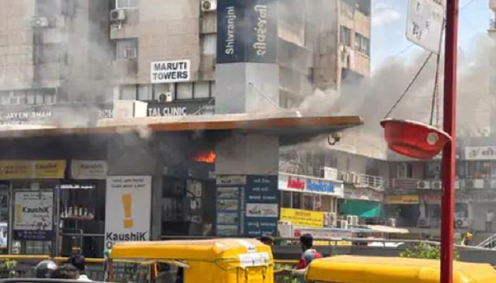 અમદાવાદના શિવરંજની BRTS બસ સ્ટેન્ડમાં આગ લાગતા પેસેન્જરોમાં દોડધામ મચી