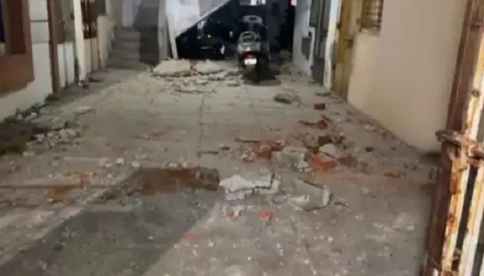 વડોદરામાં અંબિકાધામ ફ્લેટ્સના મકાનની બાલ્કની ધસી પડતા બે ઘવાયા, 20નું રેસ્ક્યુ કરાયું