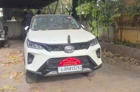 Car caught with fake notes