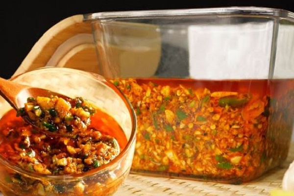 મરચાં-લસણનું અથાણું થશે મિનિટોમાં તૈયાર, રેસીપી શીખો