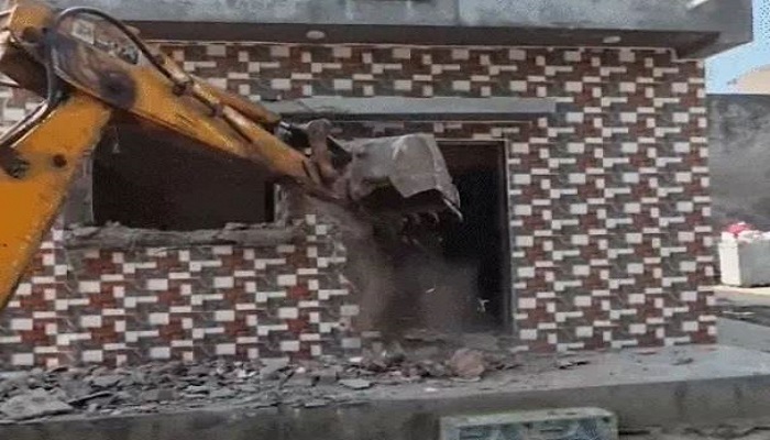 ભાવનગરના આડોડીયા વિસ્તારમાં 4 મહિલા બુટલેગર સહિત 5ના મકાનોનું ડિમોલિશન કરાયું