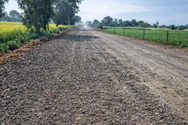 ધાનેરા-આગથળા રોડ પર મેટલ પાથર્યા બાદ કામ બંધ કરી દેતા વાહનચાલકો પરેશાન