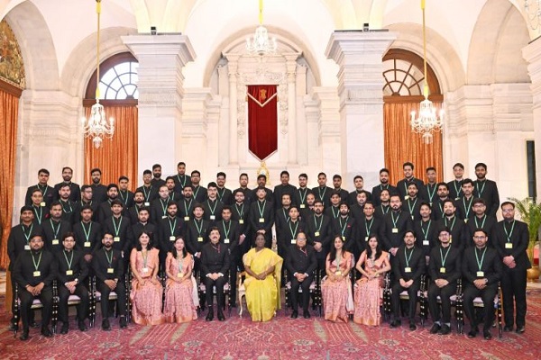 ઇલેક્ટ્રિકલ એન્જિનિયરિંગ સર્વિસ અને ઇન્ડિયન ઇકોનોમિક સર્વિસના અધિકારીઓએ રાષ્ટ્રપતિ દ્રૌપદી મુર્મુ સાથે મુલાકાત કરી