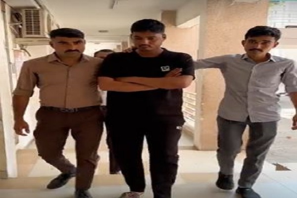 રાજકોટમાં પોલીસની ઓળખ આપીને 30.000 પડાવી લેવાના કેસમાં નકલી પોલીસ પકડાયો