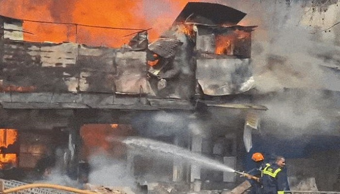 અમદાવાદના કાળુપુર રેવડી બજારમાં ભીષણ આગ લાગતા 30 દૂકાનો બળીને ખાક