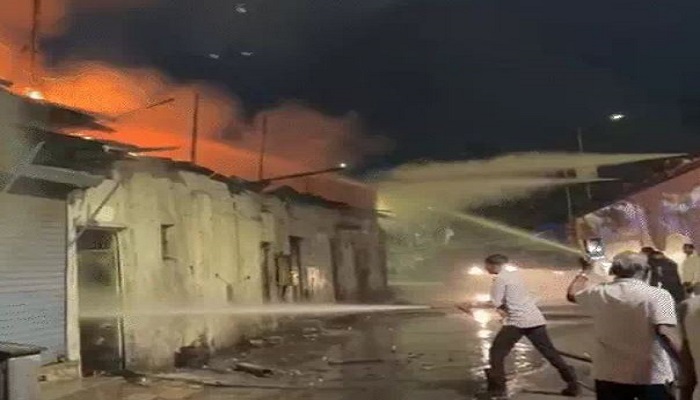 કાળુપુર બ્રિજ નજીક સેવ બનાવતી ત્રણ ફેકટરીઓમાં લાગેલી આગ 5 કલાકે કાબુમાં આવી