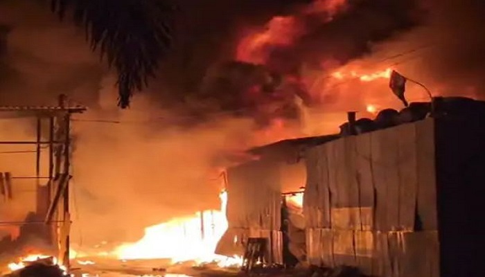 વાપીમાં ભંગારના 35 ગોદામોમાં લાગી ભીષણ આગ, કેમિકલ-પ્લાસ્ટિકનો જથ્થો ખાક