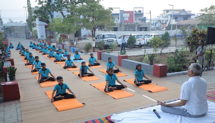 નવસારીના રૂમલા પ્રાથમિક શાળામાં રાજ્યપાલએ વિદ્યાર્થીઓ સાથે કર્યા યોગ અને પ્રાણાયામ
