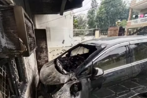 ઇ-કાર ચાર્જિંગ વખતે શોર્ટ સર્કિટથી લાગેલી આગમાં મકાનમાં પણ પ્રસરી, 7ના મોત