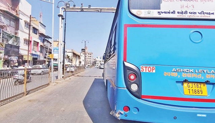 નડિયાદ રેલવે સ્ટેશન નજીક સિટીબસોના આડેધડ પાર્કિંગથી સર્જાતો ટ્રાફિકજામ