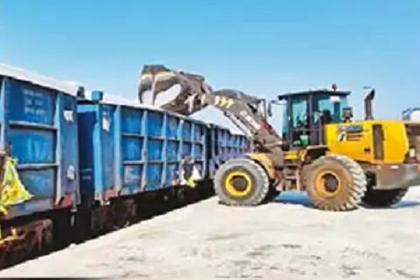 કચ્છમાં ફેબ્રુઆરી મહિનામાં 4.37 લાખ મેટ્રિક ટન મીઠાનું રેલવે દ્વારા વહન કરાયું