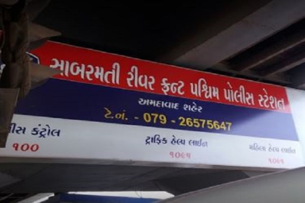 અમદાવાદના રિવરફ્રન્ટ રોડ પર પોલીસે વાહનચાલકને રોકતા ધમકી આપી, 4ની ધરપકડ