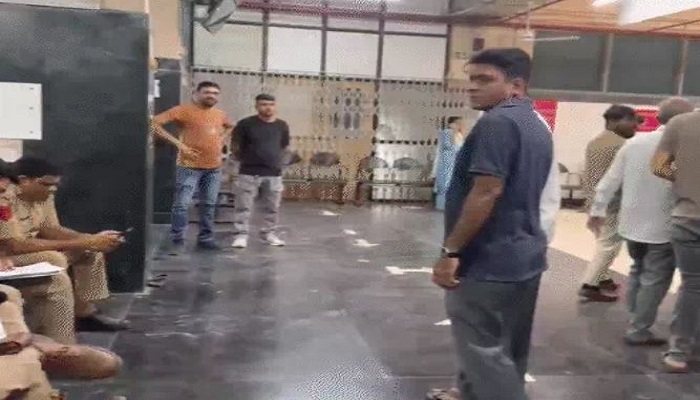 સુરતના કતારગામમાં કારમાં જતા પરિવારને નજીવી વાતે લૂખ્ખા તત્વોએ ઢોર મારમાર્યો