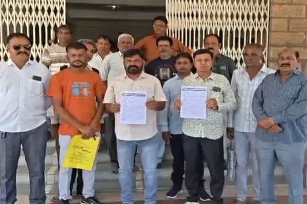 સુરેન્દ્રનગર જિલ્લાના રેશનીંગના દૂકાનદારોએ કમિશનના વિલંબ બાબતે આપ્યું આવેદનપત્ર