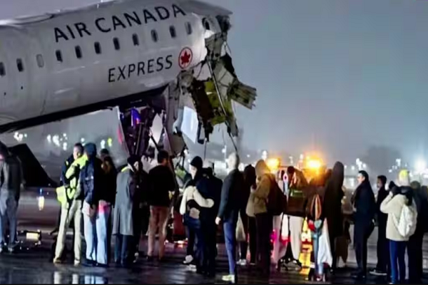 ન્યૂયોર્કના લા ગાર્ડિયા એરપોર્ટ પર વિમાન-ટ્રક વચ્ચે જોરદાર ટક્કર: ફ્લાઈટ્સ સેવા ખોરવાઈ