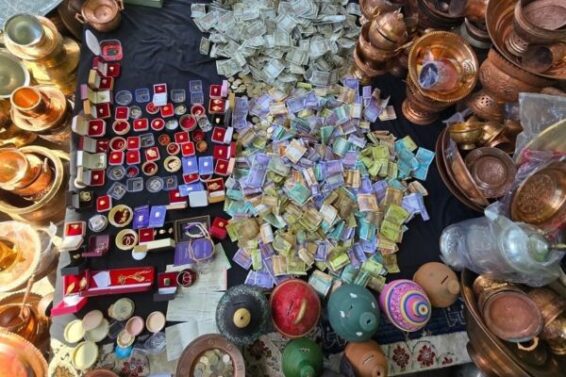 Kashmiris donate money, copper and bronze utensils, jewelry to help Iran