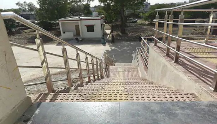 નવા બનેલા વડાલી રેલવે સ્ટેશનમાં જવા માટે પ્રવાસીઓને 30 પગથિયા ચડવા પડશે