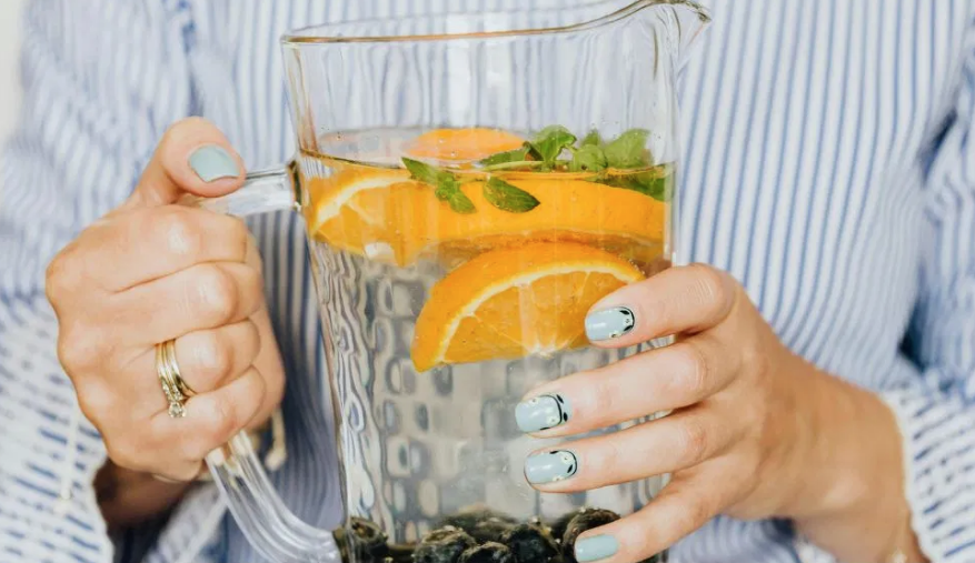 ઉનાળામાં શરીરને અંદરથી રાખવું છે ક્લીન? ડિટોક્સ વોટર પીવાના આ 6 અદ્ભુત ફાયદા જાણો