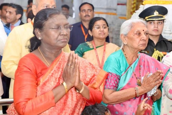 રાષ્ટ્રપતિ દ્રૌપદી મુર્મુએ વૃંદાવનમાં પ્રેમ મંદિર અને ઇસ્કોન મંદિરોમાં પ્રાર્થના કરી