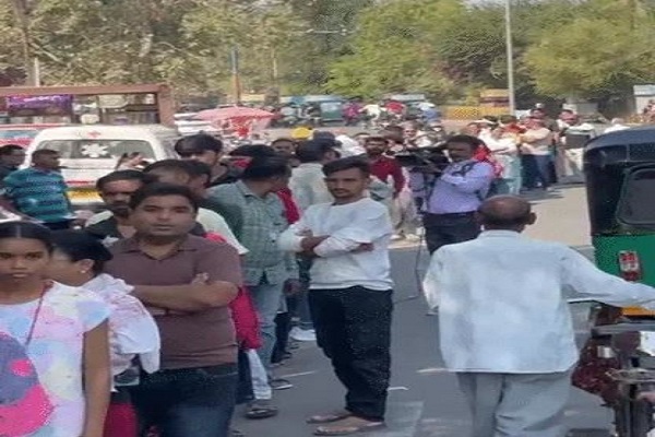 સરકારી તંત્રનો દાવો છતાં એલપીજી સિલિન્ડર માટે લાગતી લાંબી લાઈનો