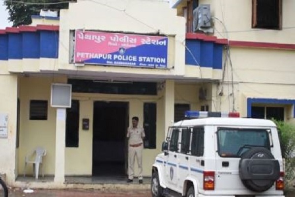 નિસંતાન દંપત્તીને અંધશ્રદ્ધાની જાળમાં ફસાવીને ભૂવાએ 20.62 લાખ પડાવ્યા