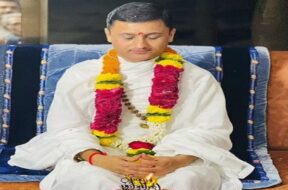 yoga guru accused in fack currency scam