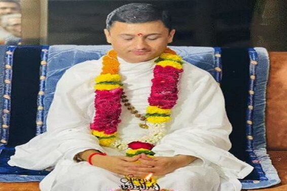 yoga guru accused in fack currency scam