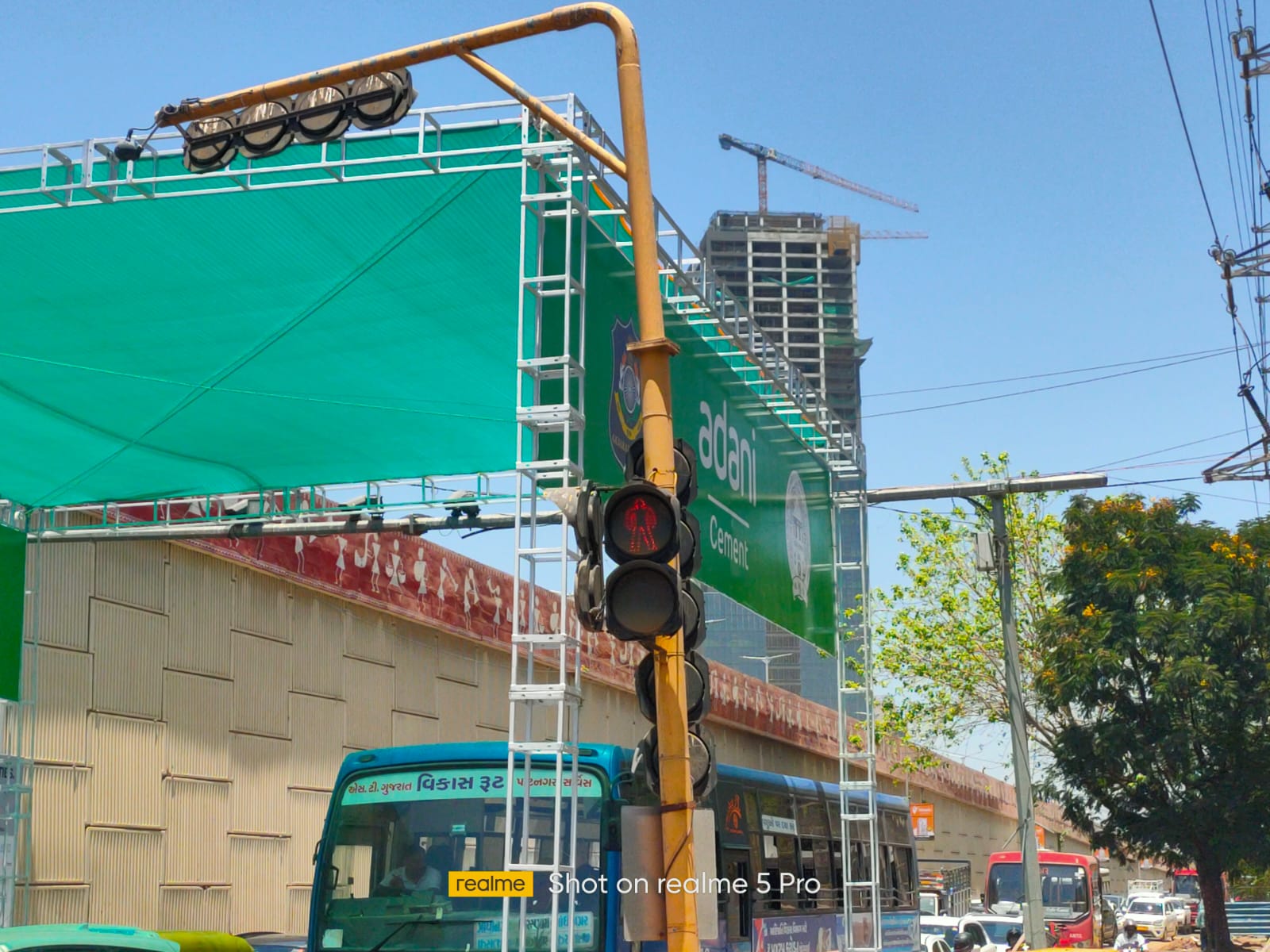 અમદાવાદ: ગરમીથી બચવા ટ્રાફિક સિગ્નલ પર લગાવેલા ગ્રીન નેટ આશીર્વાદને બદલે આફત બન્યા! ટ્રાફિક જામની સમસ્યા વકરી