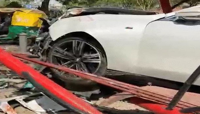 નિકોલમાં પૂરફાટ ઝડપે BMW કાર રિક્ષાને ટક્કર મારી AMTS બસસ્ટેન્ડમાં ઘૂંસી ગઈ