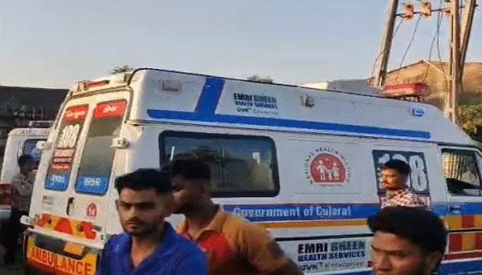 સુરતના કોસંબામાં ડમ્પરે બે બાઈકને અડફેટે લેતા પિતા-પૂત્ર સહિત ત્રણના મોત