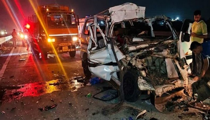 સુરતના દસ્તાન ગામ નજીક હાઈવે પર પાર્ક કરેલા ટ્રક પાછળ ઈકોકાર અથડાતા 4નાં મોત