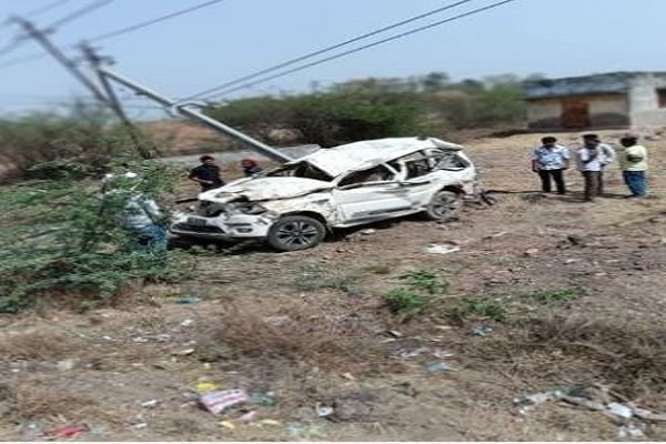 ધોળકા-બગોદરા હાઈવે પર કાર પલટી મારી વીજ પોલ સાથે અથડાતા 3ના મોત