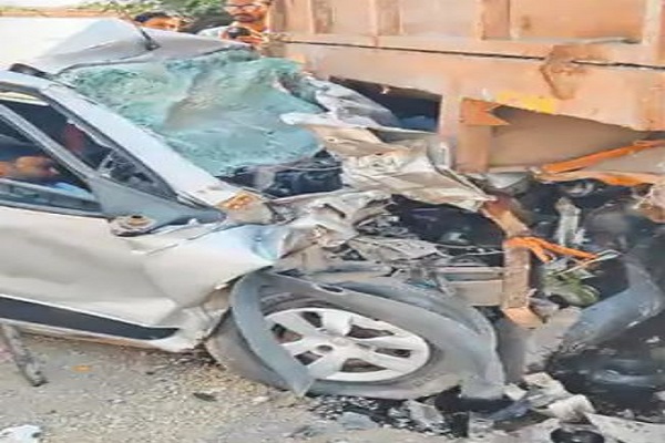 સાયલા નજીક હાઈવેની હોટલ નજીક પાર્ક કરેલી ટ્રક સાથે કાર અથડાતા બેનાં મોત