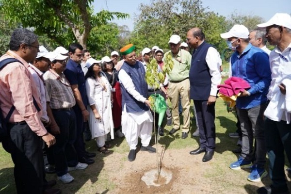કેન્દ્રીય મંત્રી અર્જુન રામ મેઘવાલે સ્વચ્છતા અભિયાનમાં ભાગ લીધો અને વૃક્ષારોપણ કર્યું