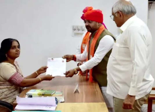 ગુજરાતઃ ઉમરેઠ બેઠકની પેટા ચૂંટણી માટે ભાજપના ઉમેદવાર હર્ષદ પરમારે ભર્યું ઉમેદવારી પત્ર