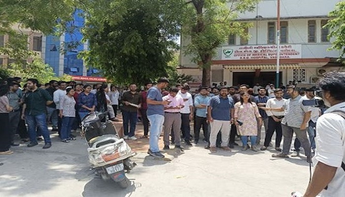 વડોદરામાં સયાજી હોસ્પિટલમાં તબીબ પર હુમલાના વિરોધમાં રેસિડન્ટ ડોકટરોની હડતાળ