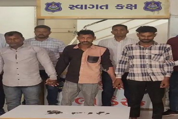 અમદાવાદમાં બ્રિજ નીચેથી બાઈકની ચોરી કરતી ગેન્ગ પકડાઈ, 23 બાઈક કબજે કરાયા