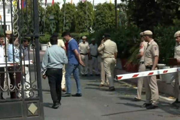 દિલ્હી વિધાનસભામાં મોટી સુરક્ષાચૂક: બુકાનીધારી શખ્સ ગેટ તોડી કાર સાથે અંદર ઘૂસ્યો