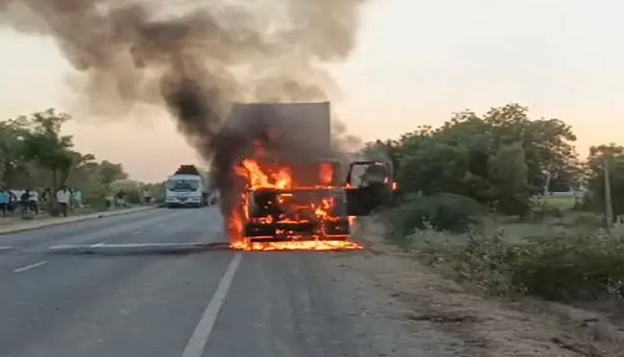 રાધનપુર- વારાહી હાઈવે પર ટ્રેલરમાં ભીષણ આગ લાગતા ટ્રાફિક ખોરવાયો