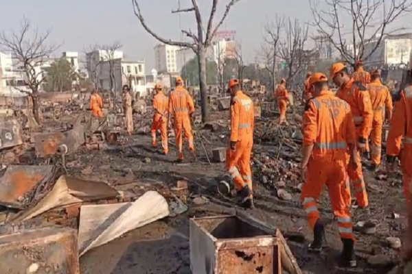 લખનઉમાં ભીષણ અગ્નિકાંડ: 1200 ઝૂંપડા રાખ, 2 માસૂમ બાળકોના મોત