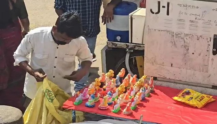 ડાકોરમાં ભાડાના મકાનમાં રહીને ફેરી કરતા શ્રમિકને 19 કરોડનો ટેક્સ ચુકવવા ITની નોટિસ